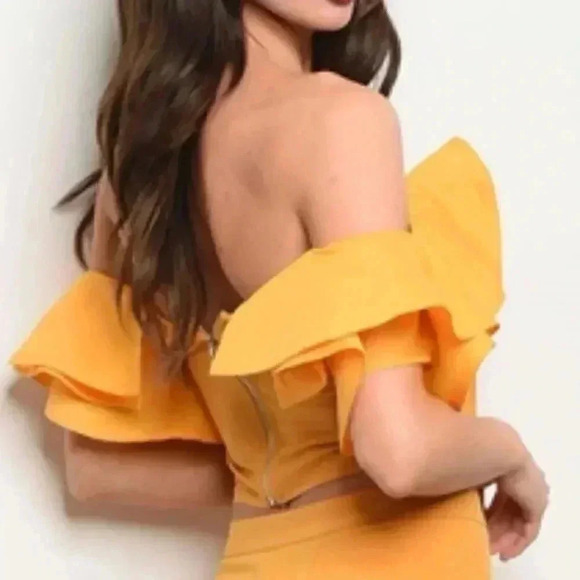 Stunning off shoulder Yellow Crop top - Picture 2 of 2